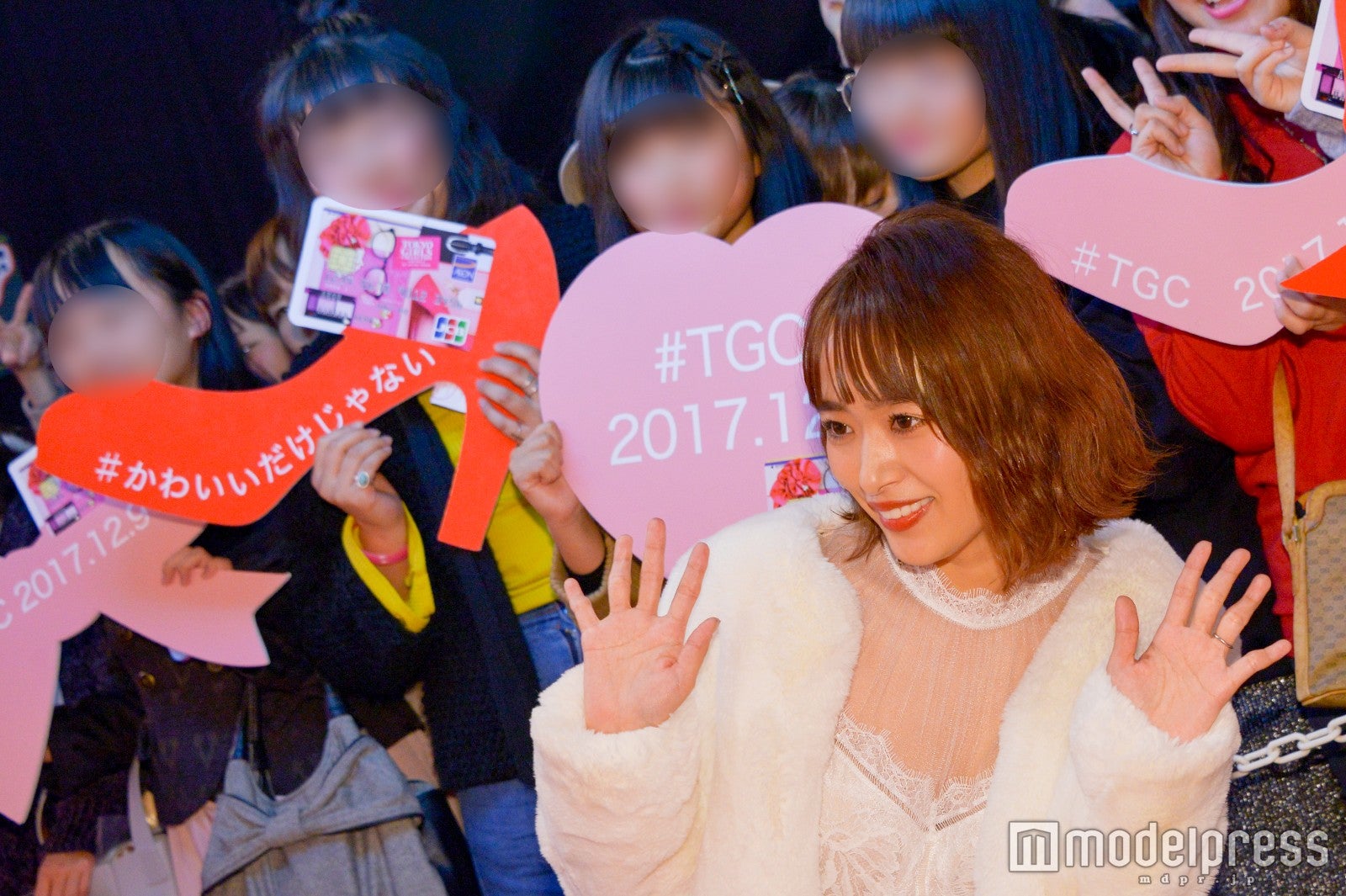 ファンと記念撮影する近藤千尋（C）モデルプレス