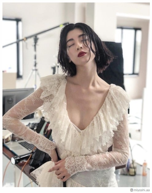 三吉彩花、胸元ざっくり色っぽショットで誕生日報告 「どんどん大人っぽくなる」の声