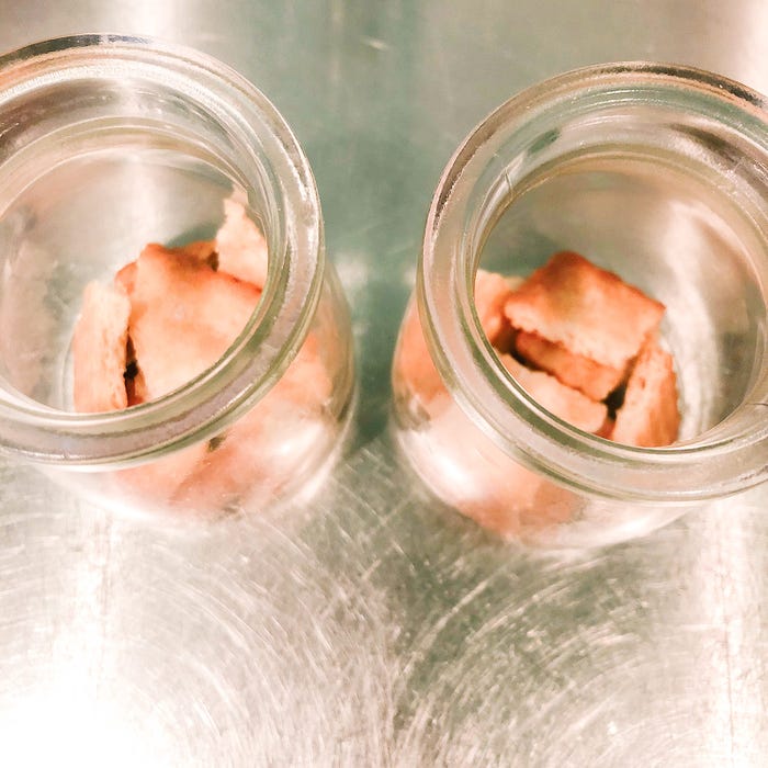 手順3:器に割ったビスケット、クリームの順で入れる/画像提供:柏原歩