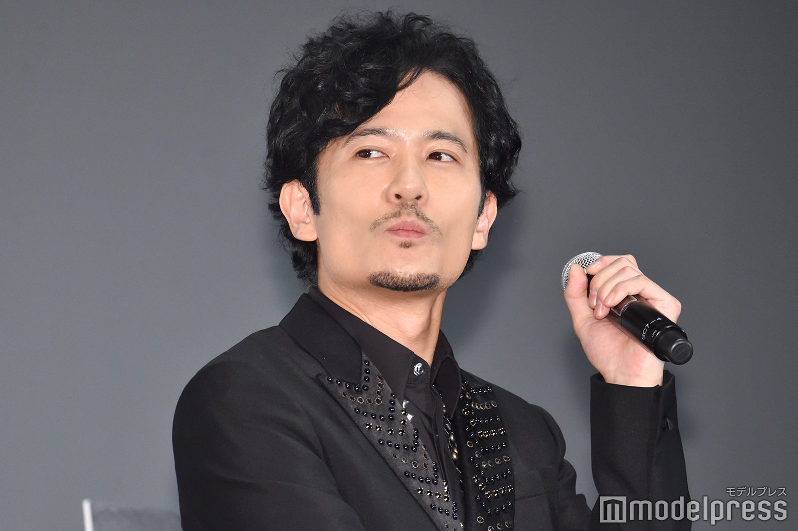 こんなお茶目な表情でも、なぜか高貴な雰囲気漂う稲垣吾郎（C）モデルプレス