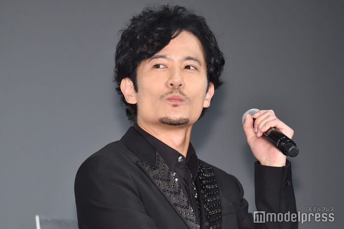 こんなお茶目な表情でも、なぜか高貴な雰囲気漂う稲垣吾郎(C)モデルプレス