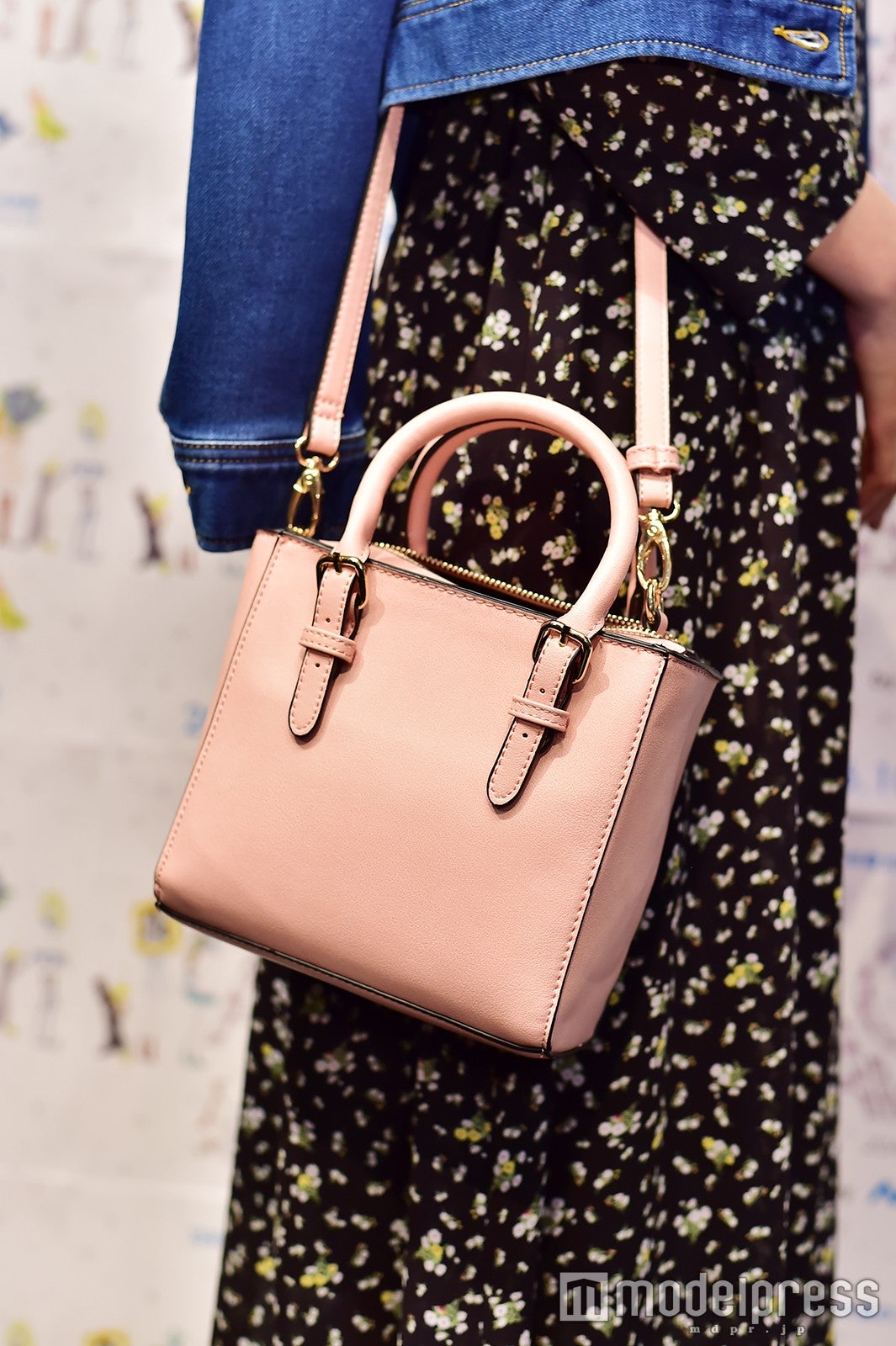 バッグで差し色に（C）モデルプレス