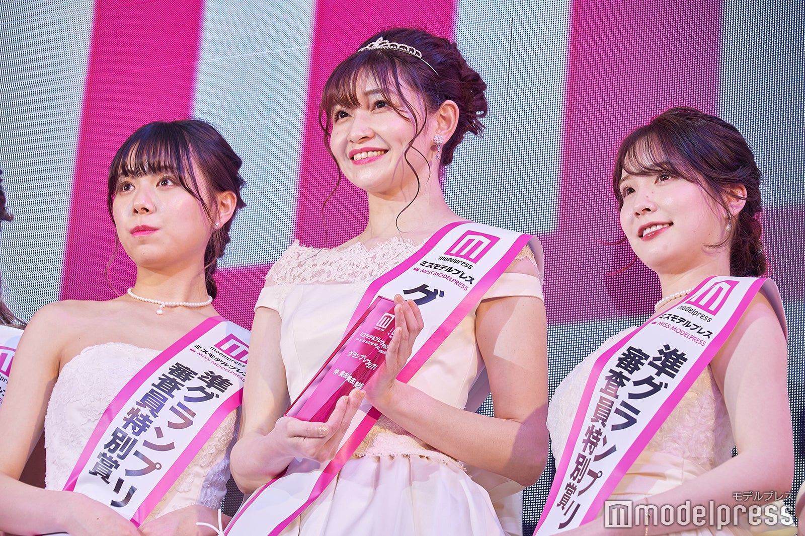 「ミスモデルプレス」表彰式の様子（C）モデルプレス