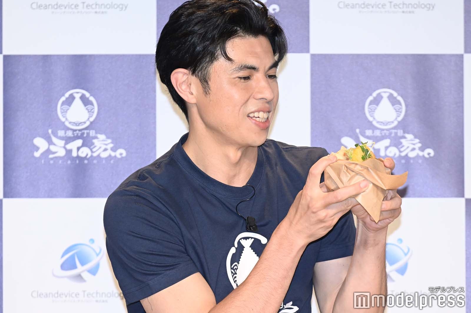 ハンバーガーを食べようとする小島よしお （C）モデルプレス