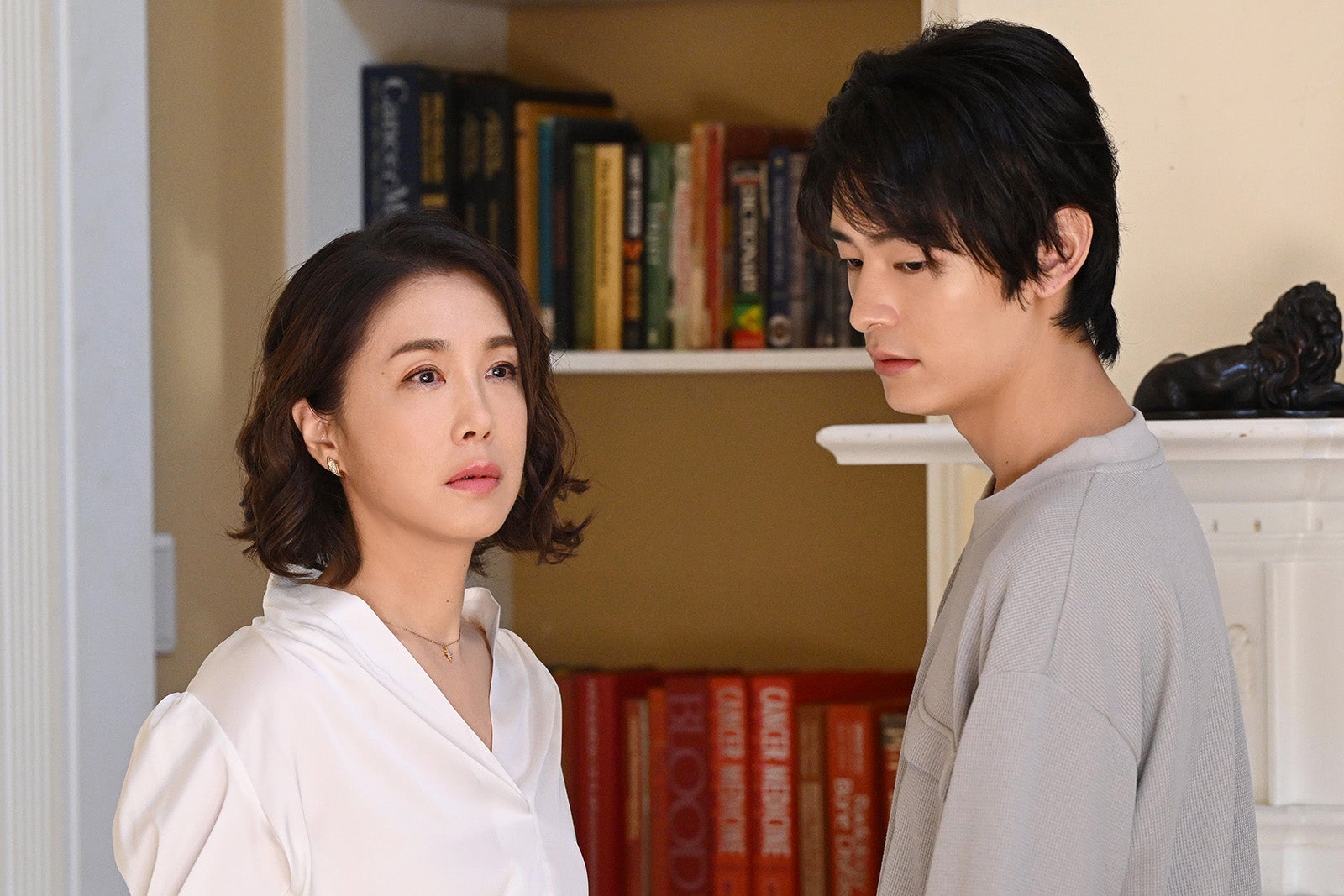 筒井真理子、塩野瑛久「ブラックファミリア～新堂家の復讐～」第5話より（C）読売テレビ