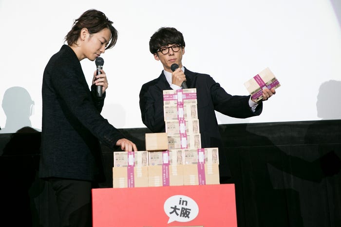 佐藤健、高橋一生(C)2018映画「億男」製作委員会