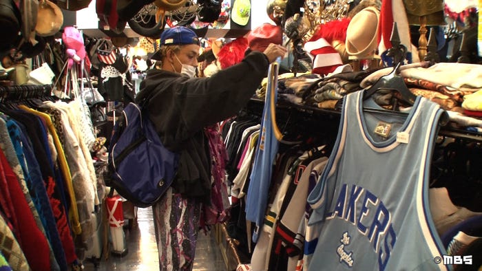 原宿で街歩き/取材中の映像より(C)MBS