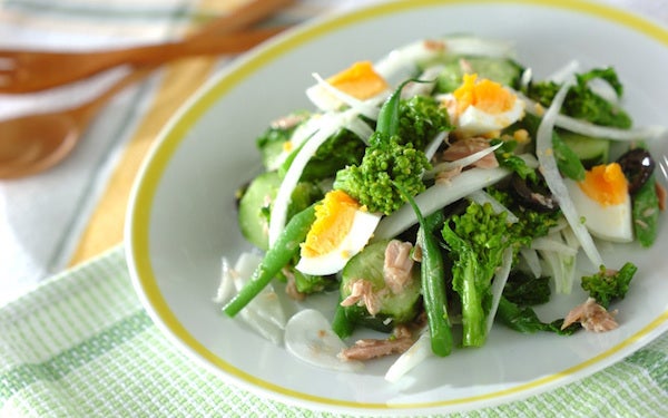 すりおろしニンニクでスタミナアップ！ 菜の花のニース風サラダ