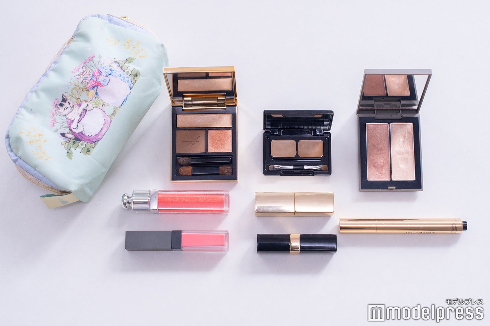 松村未央アナウンサーのポーチの中身は？（C）モデルプレス