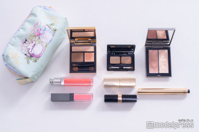 松村未央アナウンサーのポーチの中身は?(C)モデルプレス