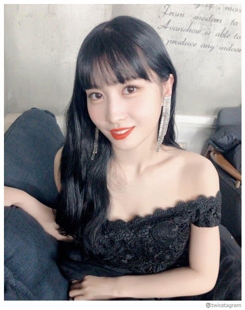 TWICEモモ、デコルテあらわな肩出しショットに「美しすぎて息が止まる」「色っぽい」と反響