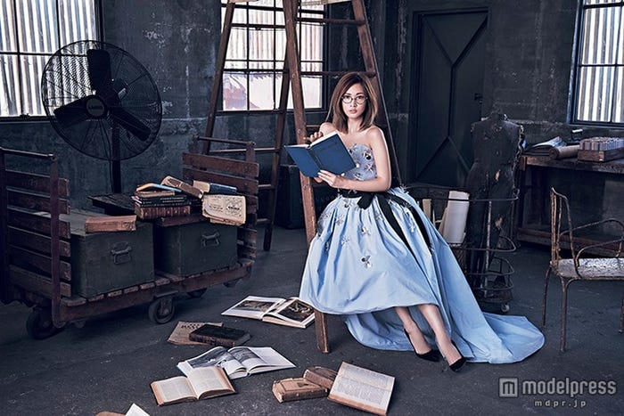 ペールトーンのドレスを着こなし/「sweet」12月号より(画像提供:宝島社)