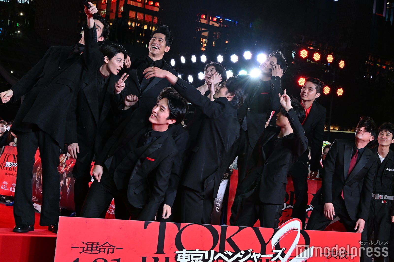 自撮りをするキャスト陣／東京リベンジャーズ2 血のハロウィン編 -運命-／-決戦-」プレミアムナイト レッドカーペットイベント（C）モデルプレス