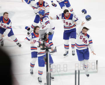 米国が46年ぶり金メダル！カナダと延長死闘 ジャック・ヒューズが決勝点 3大会ぶりNHL勢参戦の頂上決戦を制し狂喜乱舞 涙浮かべるファンも 女子とのアベック優勝も達成