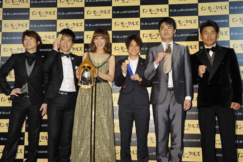 （左から）川越達也シェフ、東貴博、優木まおみ、近賀ゆかり、杉村太蔵、魔裟斗（C）2010 War of the Gods, LLC. All Rights Reserved.