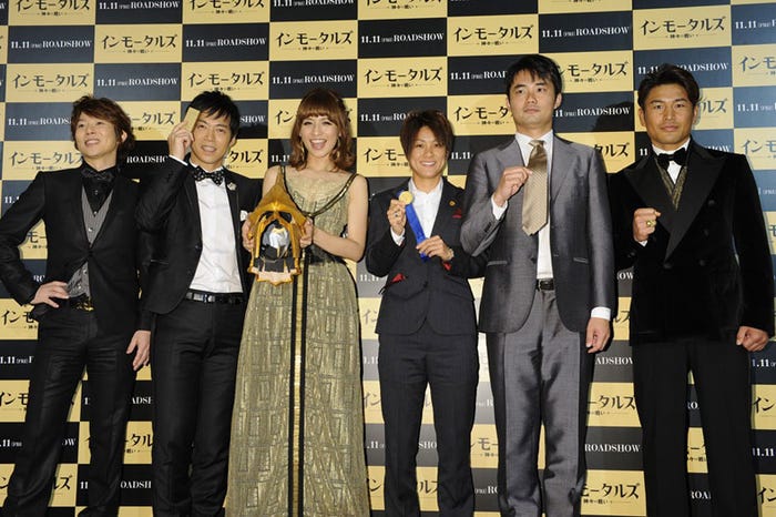 (左から)川越達也シェフ、東貴博、優木まおみ、近賀ゆかり、杉村太蔵、魔裟斗(C)2010 War of the Gods, LLC. All Rights Reserved.