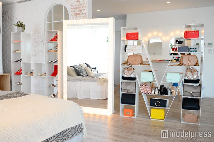 「H&M」の文字が象られたクローゼット(C)モデルプレス