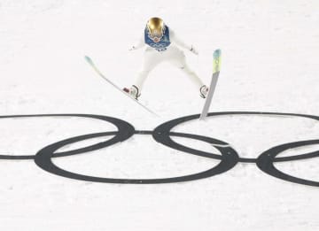 丸山希は1本目終えて3位 首位とわずか1.2点差 日本女子2大会ぶりメダル、史上初金メダルも射程圏 高梨は飛距離伸ばせず14位で首ひねる 勢藤が9位 【女子ノーマルヒル】