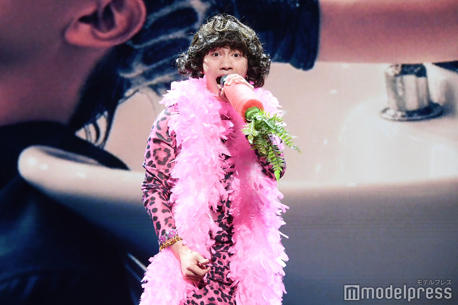 にんじん型マイクを持ち突然ノリノリで歌い始めた藤原丈一郎（C）モデルプレス