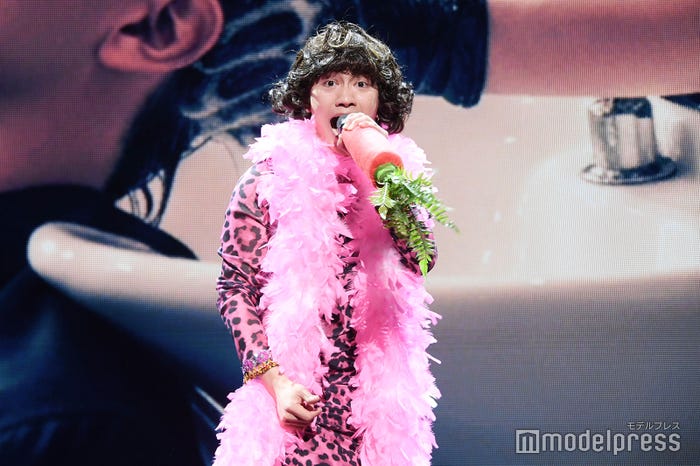 にんじん型マイクを持ち突然ノリノリで歌い始めた藤原丈一郎(C)モデルプレス