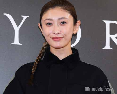 山田優、ミニワンピでまっすぐ美脚披露「圧巻」「スタイル抜群」