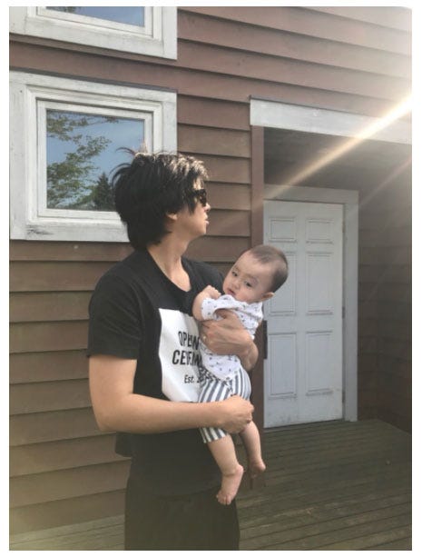 別荘の外で愛息子を抱くアレク/アレクサンダーオフィシャルブログ(Ameba)より