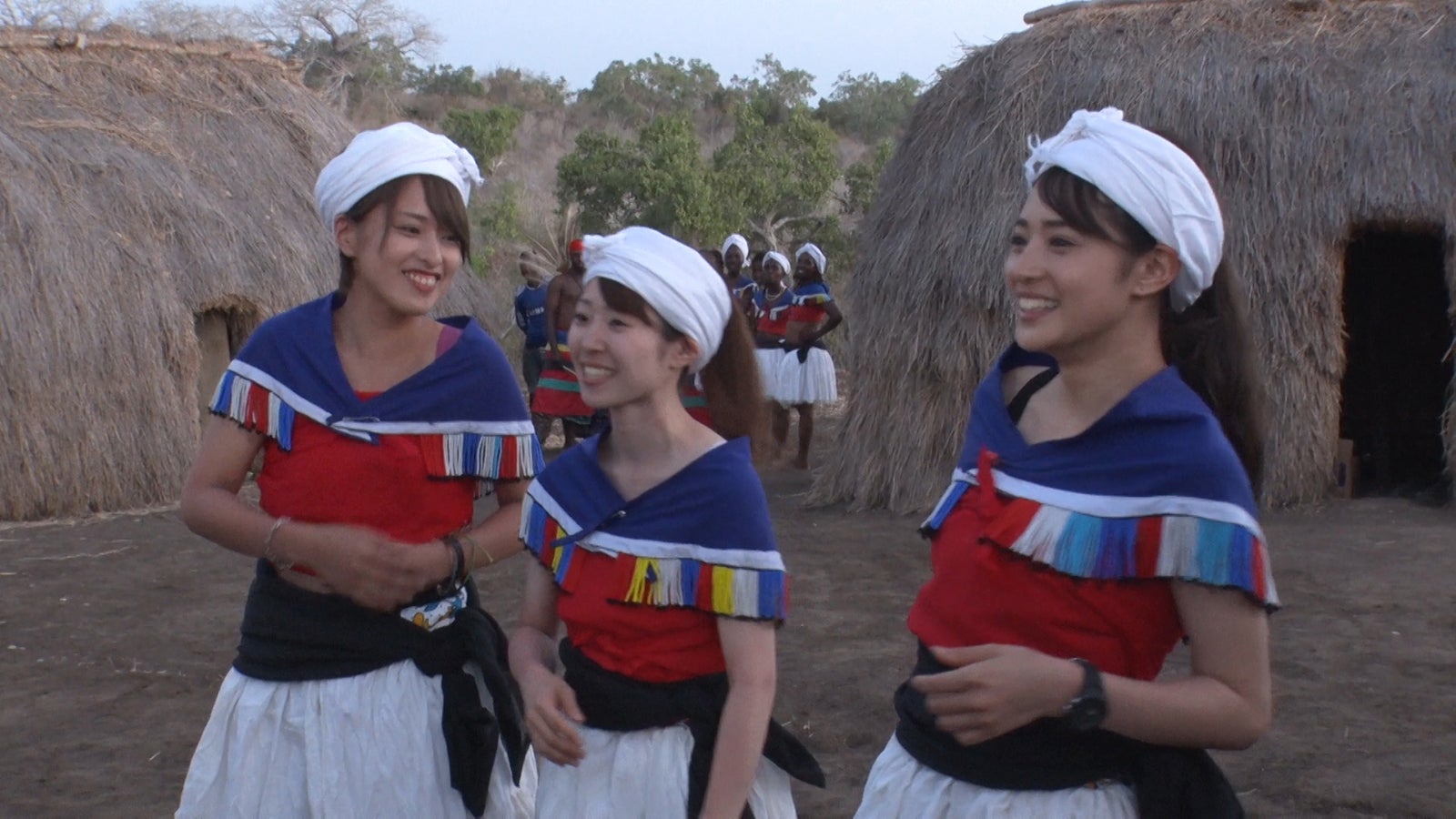 初期女子メンバーのハスキー、すぅすぅ、コウ「あいのり：African Journey」第3話より（C）フジテレビ