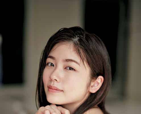 小芝風花、美肌輝く リラックスモードで表紙飾る