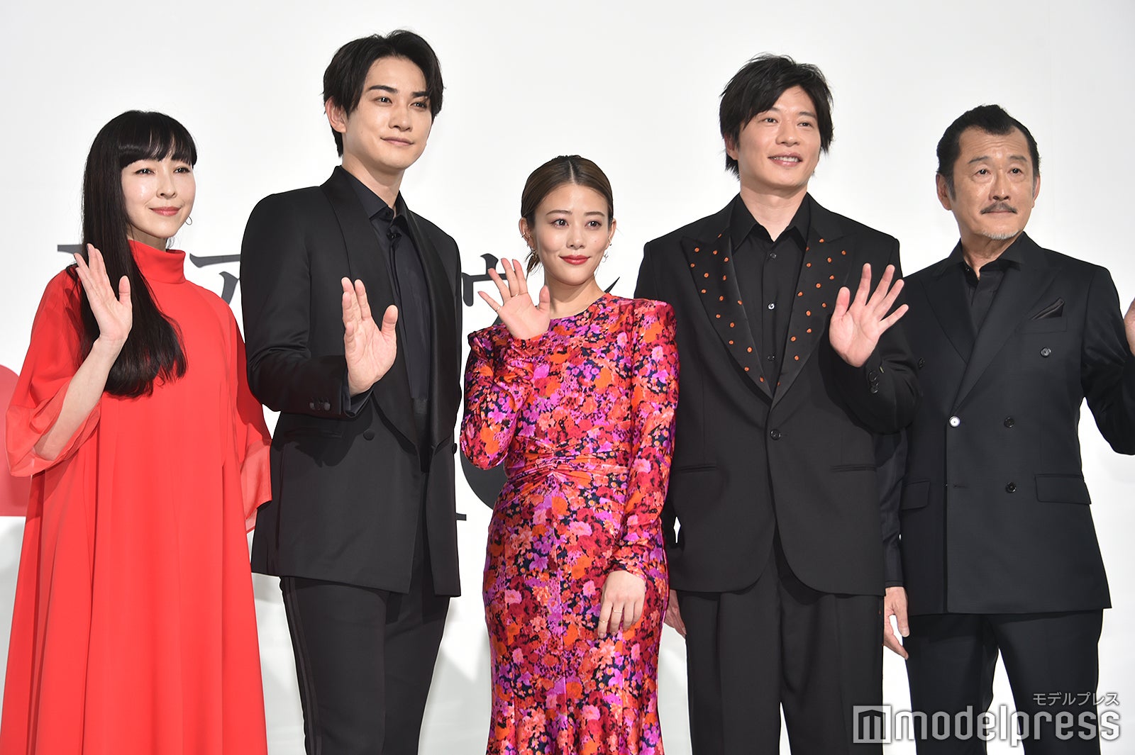 （左から）麻生久美子、町田啓太、高畑充希、田中圭、吉田鋼太郎（C）モデルプレス