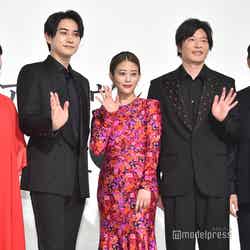 （左から）麻生久美子、町田啓太、高畑充希、田中圭、吉田鋼太郎（C）モデルプレス