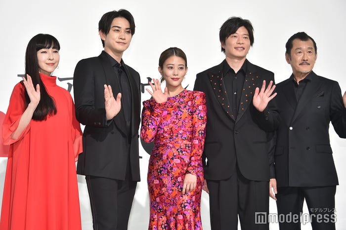 (左から)麻生久美子、町田啓太、高畑充希、田中圭、吉田鋼太郎(C)モデルプレス