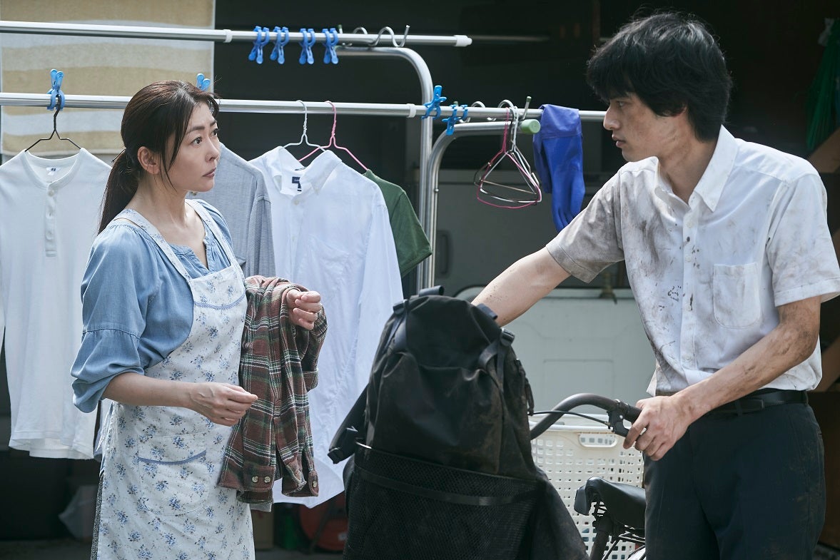 中山美穂、岡田健史 （C）2022映画「死刑にいたる病」製作委員会