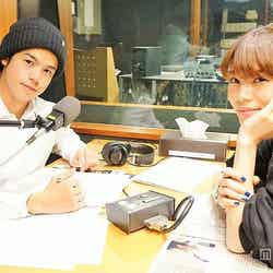 菅谷哲也（左）がパーソナリティをつとめるラジオ番組にゲスト出演する島袋聖南（右）【モデルプレス】