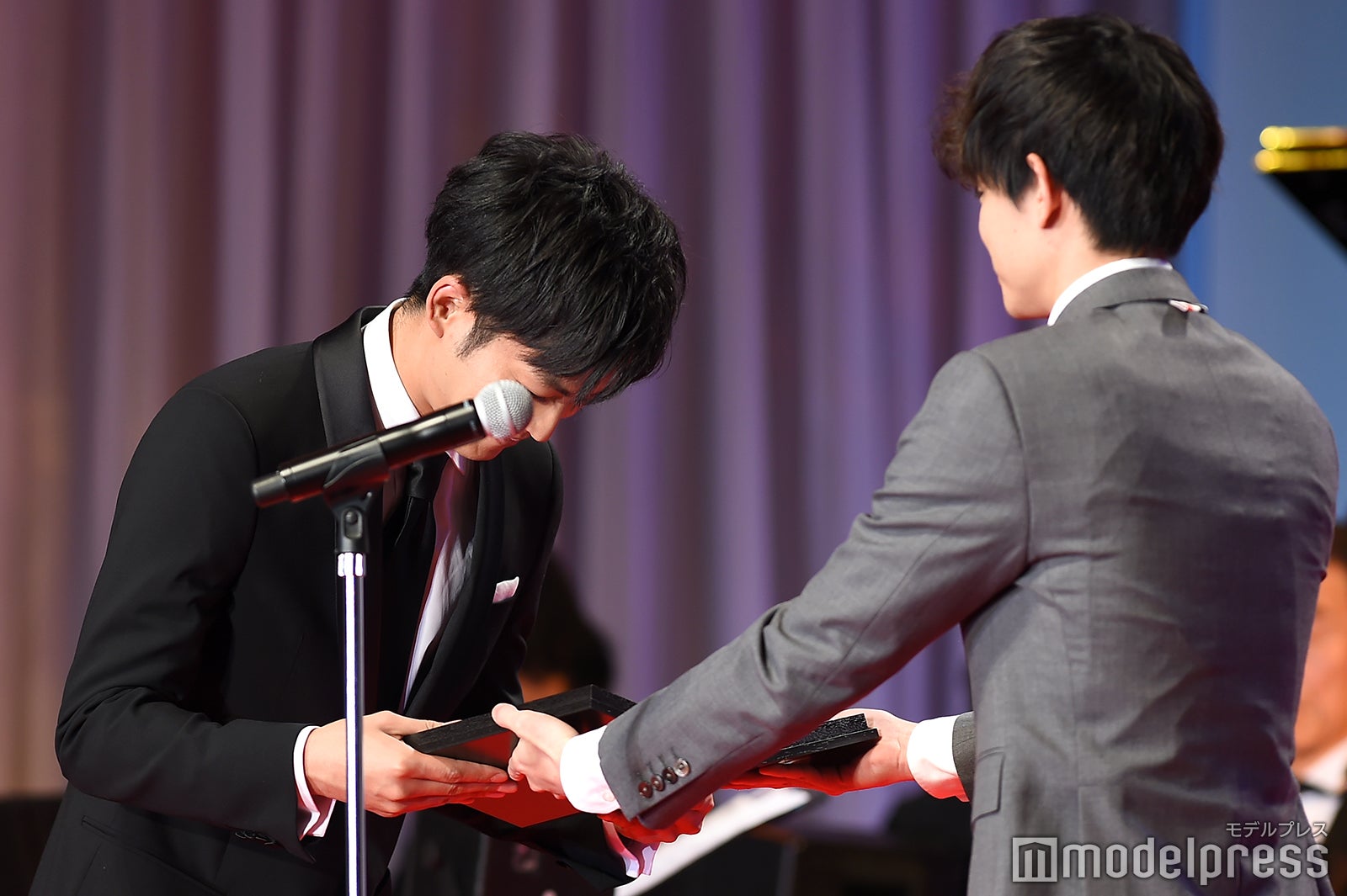 松坂桃李、菅田将暉 （C）モデルプレス