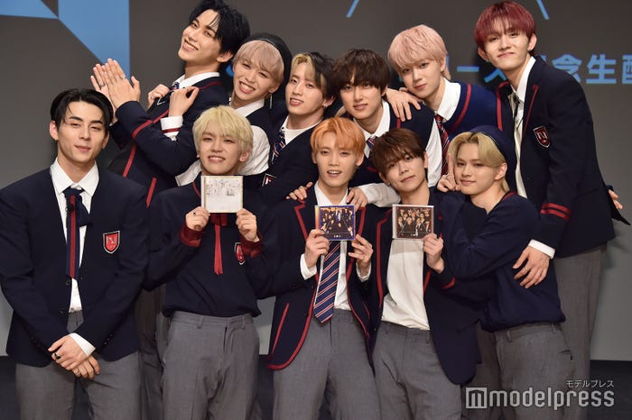 仲良しなINI (C)モデルプレス