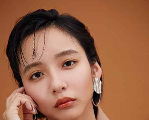 山之内すず、大人っぽいクールな表情で魅了 自身初スタイルブックのアザーカット解禁<山之内すずスタイルブック すずのこと。>