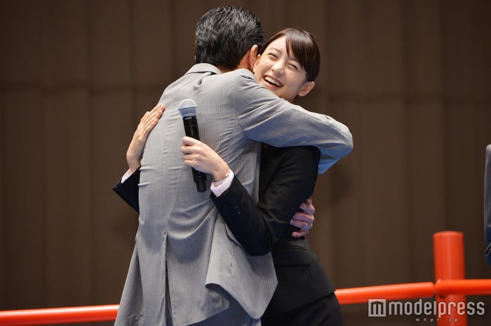 遠藤憲一と熱いハグを交わす山本美月(C)モデルプレス