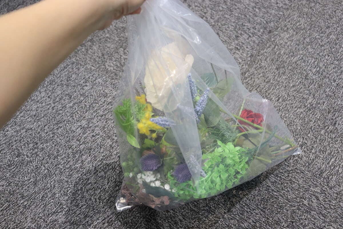 ダイソーの厚くて丈夫なポリ袋は重量物の運搬に便利