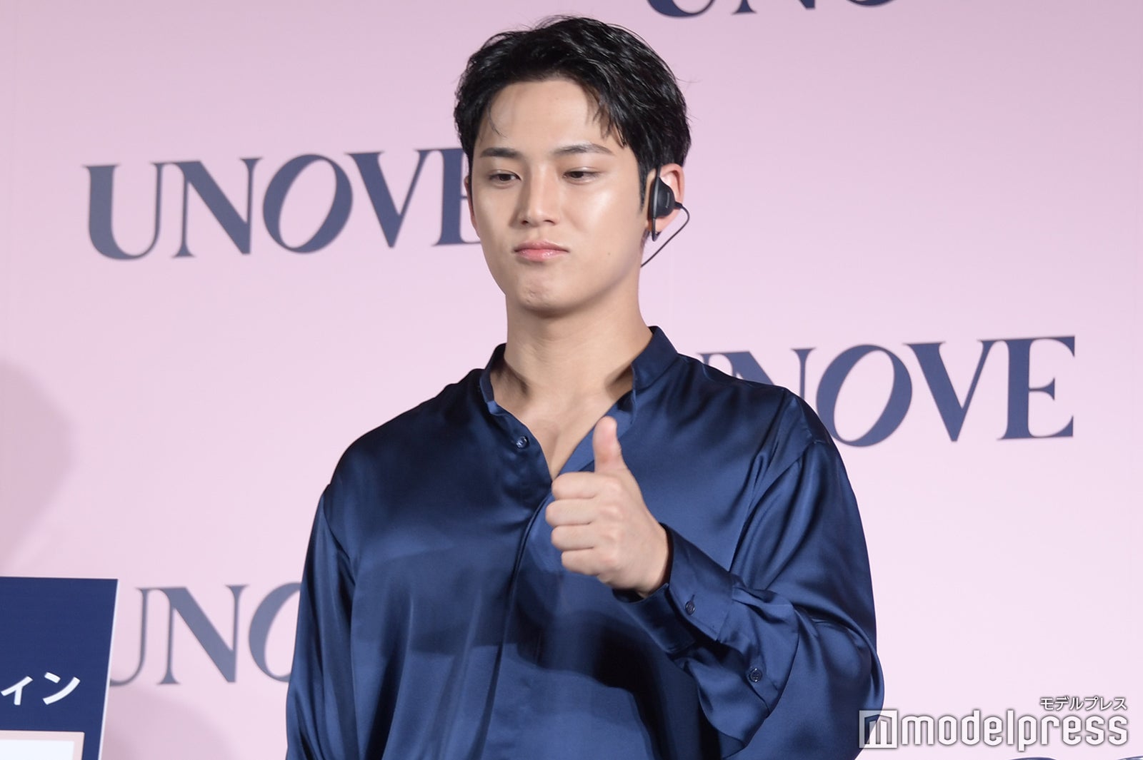 静かにグッドポーズするミンギュ（C）モデルプレス