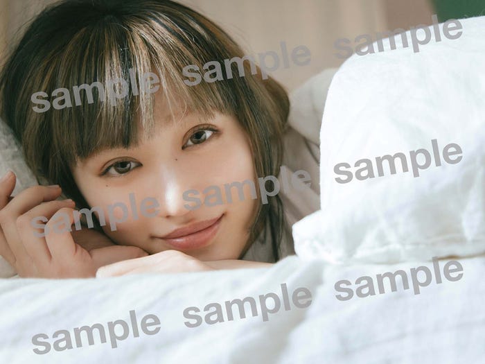 佐々木莉佳子「girasol」紀伊國屋書店限定/撮影:神戸健太郎