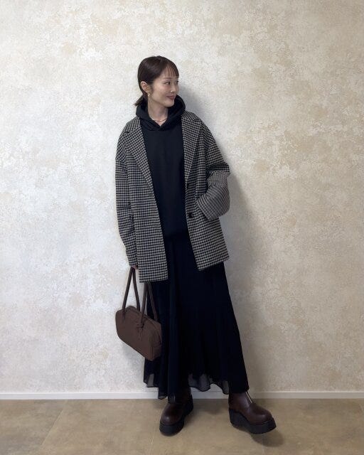 ユニクロスウェットオーバーサイズプルパーカ ユニクロスウェットオーバーサイズプルパーカとシフォンスカートのブラックコーデ