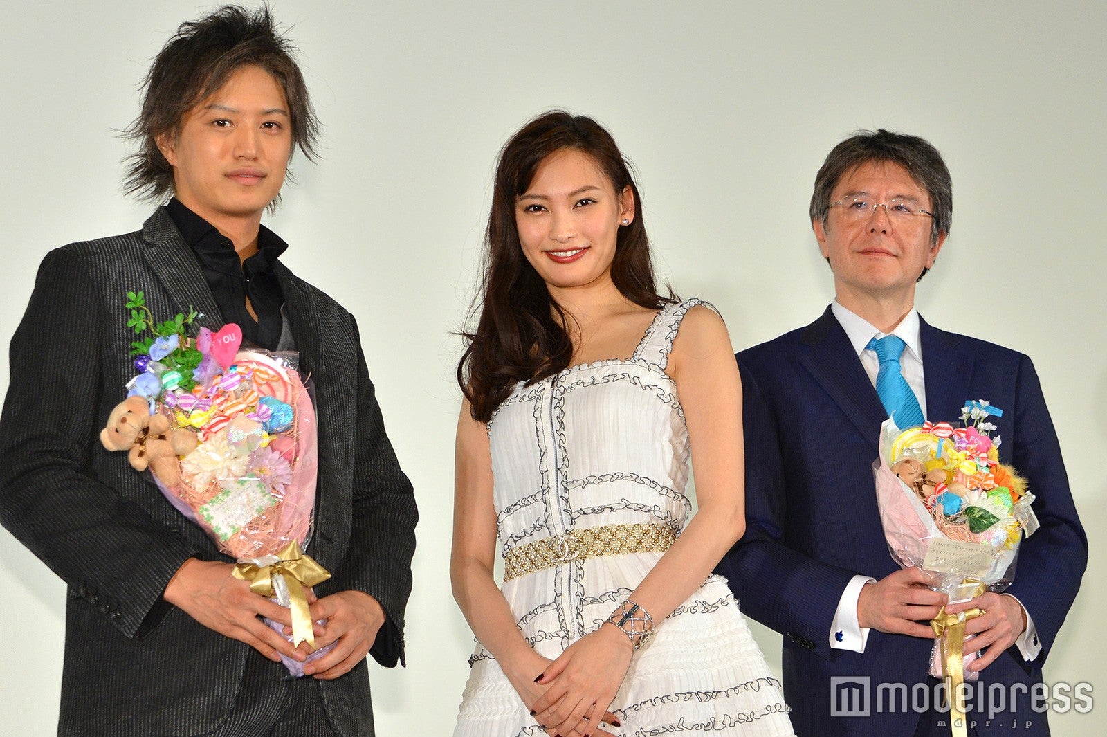 井上正大、大政絢、丹波多聞アンドリウプロデューサー （C）モデルプレス