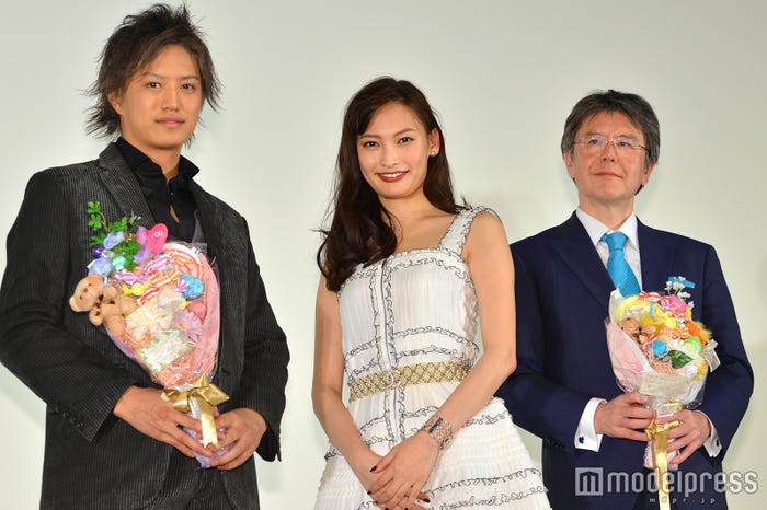 井上正大、大政絢、丹波多聞アンドリウプロデューサー (C)モデルプレス