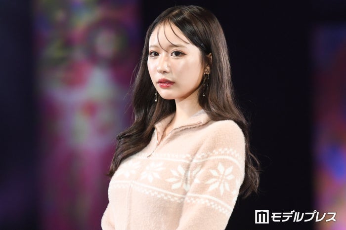 伊藤桃々、ミニ丈から美脚スラリ ガーリースタイルで魅了【札幌コレクション 2024 A／W】