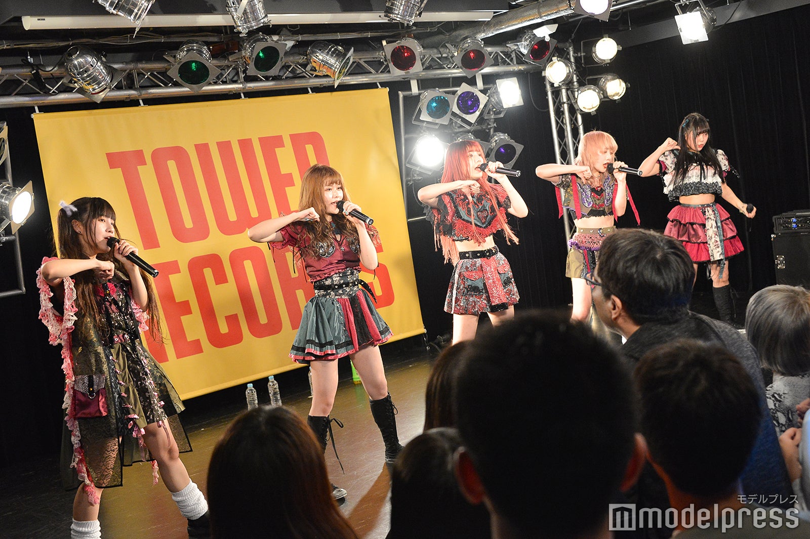 ライブの様子 （C）モデルプレス