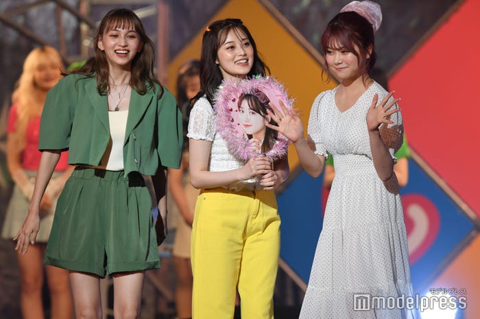 古田愛理うちわで応援する(左から)長谷川美月、福山絢水、熊谷真里 (C)モデルプレス