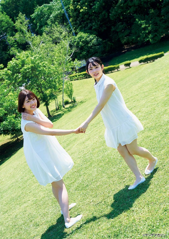 柿崎芽実＆佐々木美玲（C）岡本武志／ヤングマガジン 