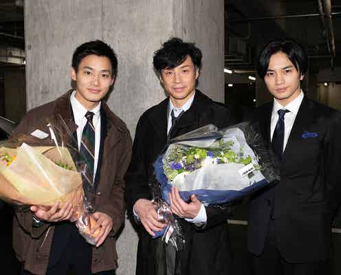 東山紀之・Sexy Zone中島健人らクランクアップ “お約束”ポーズ飛び出す<砂の器>