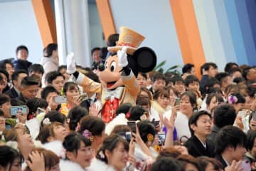 ディズニー 午後8時閉園に 酒類提供も短縮 花火中止 モデルプレス