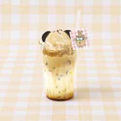 BOB + TIM ブラウンキャラメルラテ ¥ 1,100(税込)/提供画像